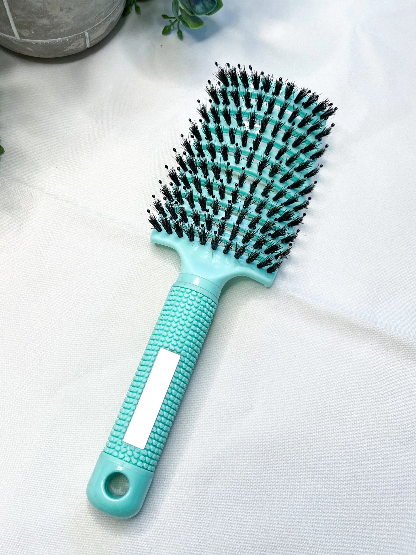 Detangling brush || Soft bristles & soft nylon teeth